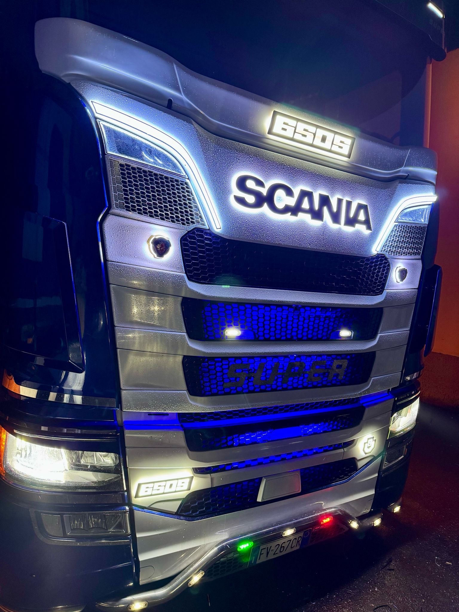 Personalización VIP para Camiones | Logos, Vinilo y Retroiluminación | CamionesVIP